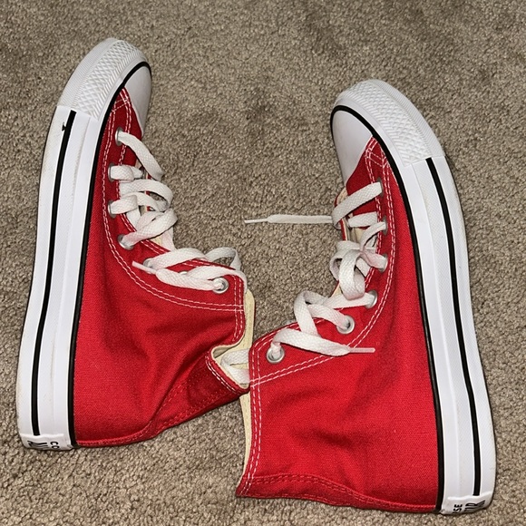 Red converse - Picture 3 of 4